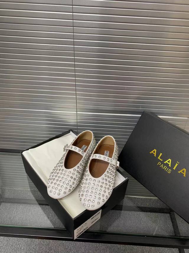 Alaia runway style flat ballet flats! A super popular ballet flat with a sweet a