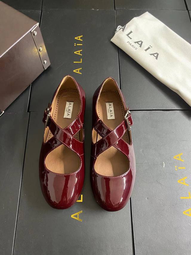 Alaia runway style flat ballet flats! A super popular ballet flat with a sweet a