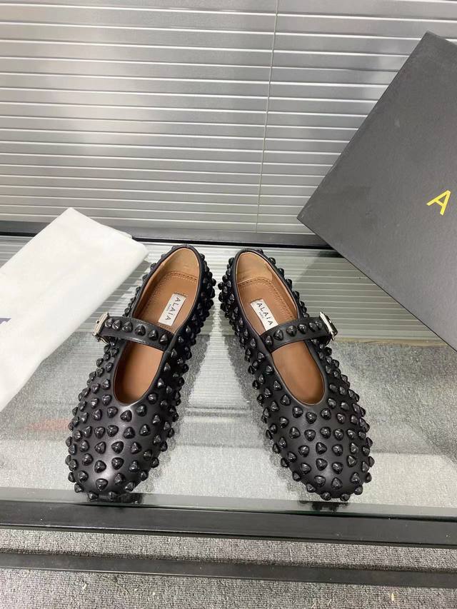 Alaia runway style flat ballet flats! A super popular ballet flat with a sweet a