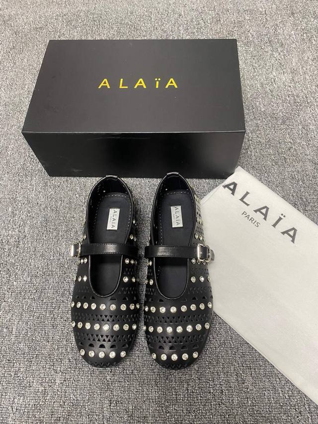 Alaia runway style flat ballet flats! A super popular ballet flat with a sweet a