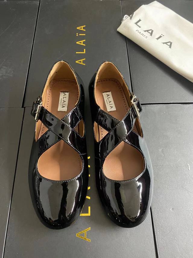 Alaia runway style flat ballet flats! A super popular ballet flat with a sweet a