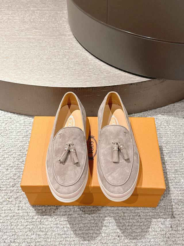 Tod's Size 39-45 38.46 Custom Made This Tod's loafer is made of fine lambskin le