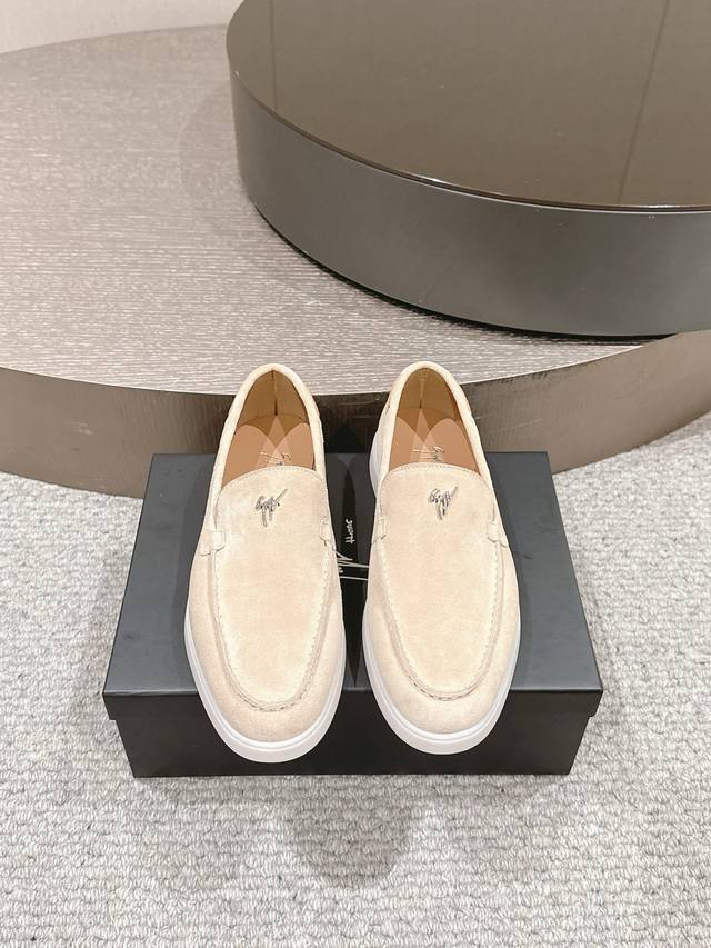 Gz* Size: 40-44 45.46 Custom Made Top-Tier Sourcing Agent: Giuseppe Zanotti Gz G