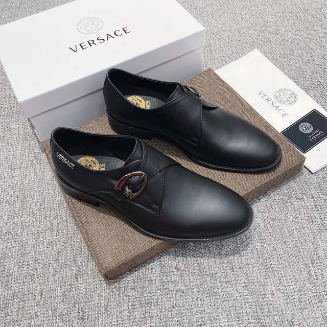 This is a high-end, best-selling casual business loafers for men from the Versac This is a high-end, best-selling casual business loafers for men from the Versac
