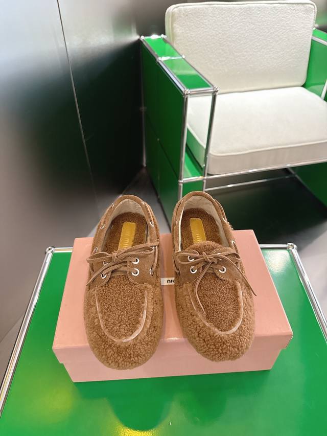 K024 Miumiu 2025 Runway New Style Furry Loafers are here! A must-have item for y