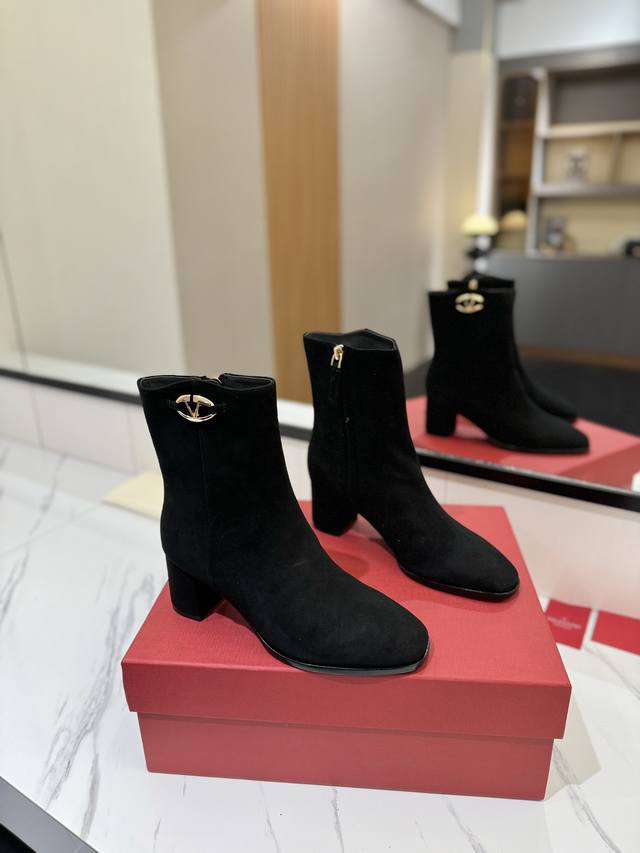 Factory Price: Valentino Garavani Vlogo Calfskin Ankle Boots - Gold Vlogo Signat