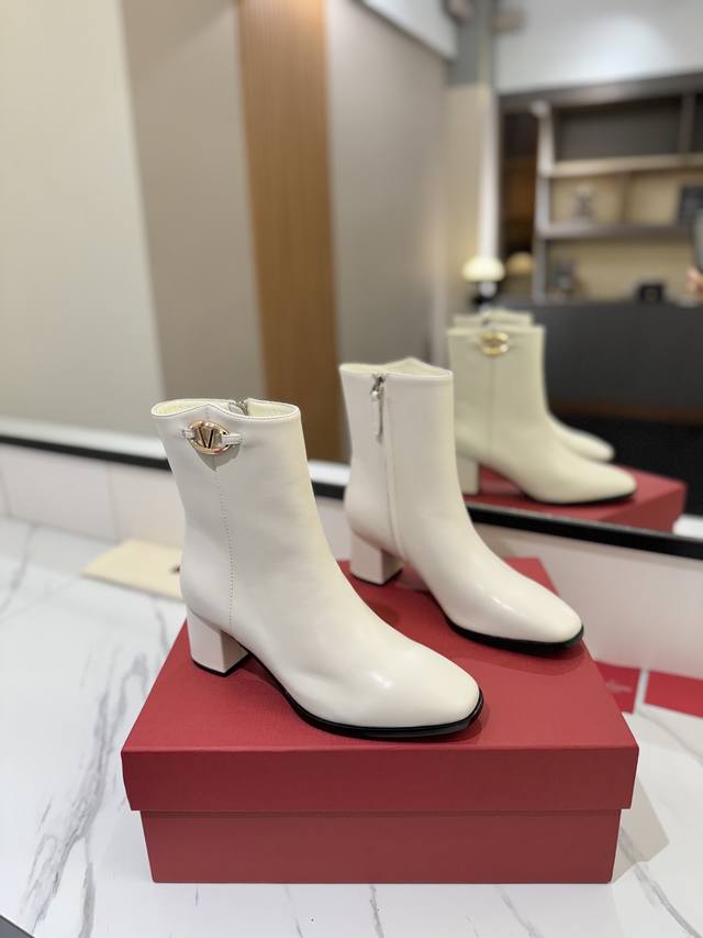 Factory Price: Valentino Garavani Vlogo Calfskin Ankle Boots - Gold Vlogo Signat