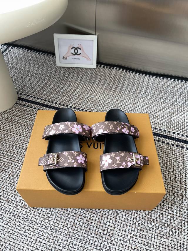 LV2025 Spring/Summer New Slippers with Adjustable Belt Buckle Design, Full of Be