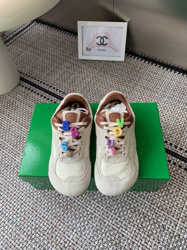 Women's and Men's Decorative Buckle Bottega Veneta's latest Orbit series retro c