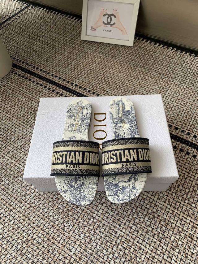 Top-tier Dior 2025 Spring/Summer New Embroidered Flat Slippers. These slippers a