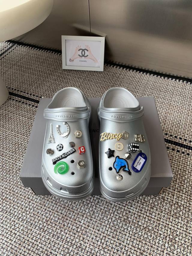 Balenciaga Spring/Summer Newest Couple Clogs, Size 25. A dark horse item for spr