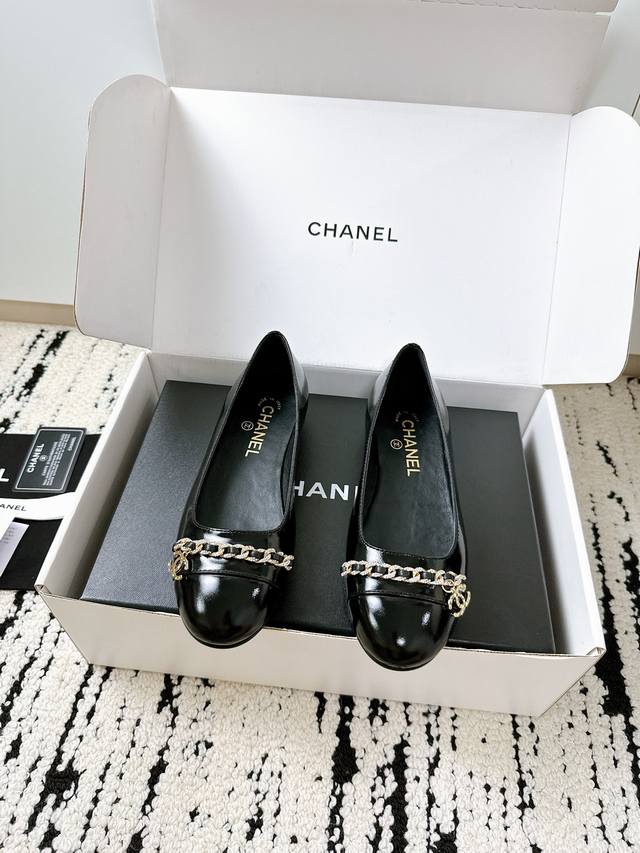 Top-quality Mary Jane flat shoes. A runway style from the boutique, absolutely s