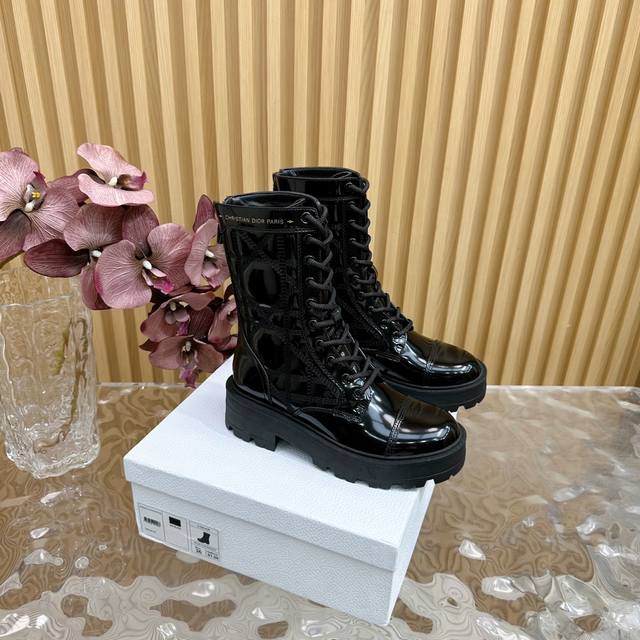 Top version, updated simultaneously with boutiques: Dior Fall/Winter quilted mot