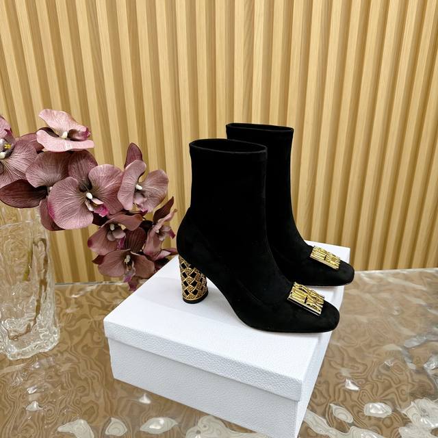 Top version, updated simultaneously with boutiques: Dior Fall/Winter new birdcag