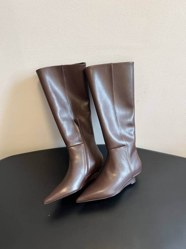 Totem* 25Ss Pointed-Toe Low-Heel Thigh-Wall Boots Featuring a pointed toe design