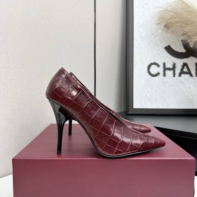 Gucci's timeless classic fashion shoes, originally designed and developed. A sup