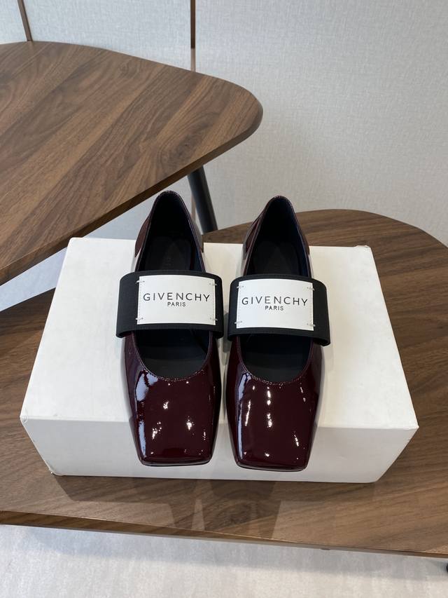 Givenchy Sliced Square Ballet Flats (Zhang Ruonan's Style) These square-toe ball