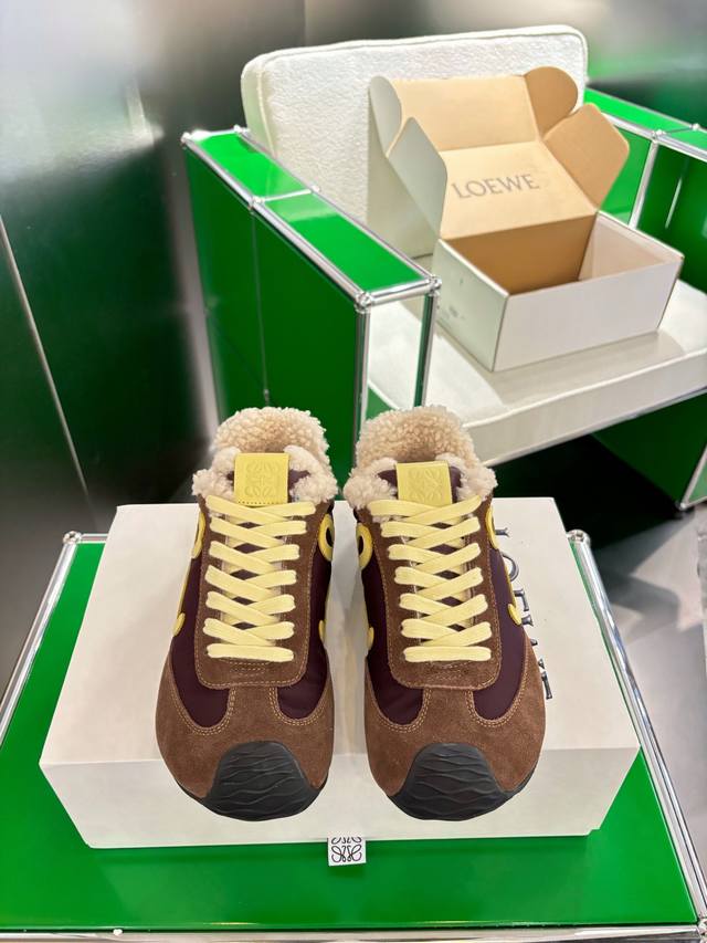 K051Loewe 2025 Paris Fashion Week New Balletrunner Sneakers with Fur Lining A cl