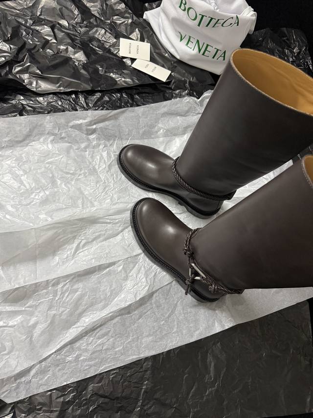 Bottega Venet* New Arrival! Super cool and stylish, top-notch design with woven