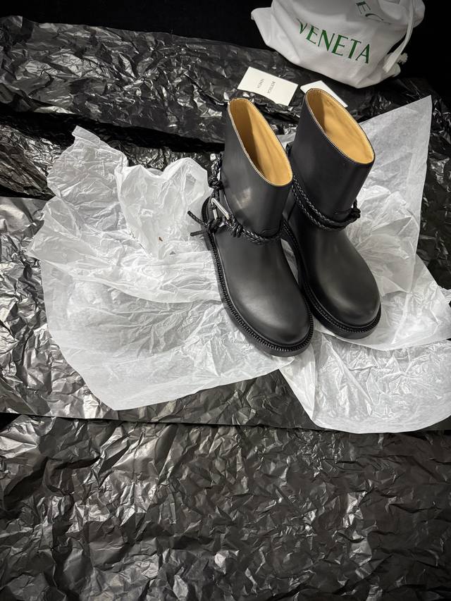 Bottega Venet* New Arrival! These Ddd-level ankle boots are absolutely stunning!