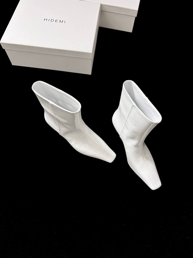 Hidem* New - A must-have for fashionistas! The glossy leather exudes a high-end