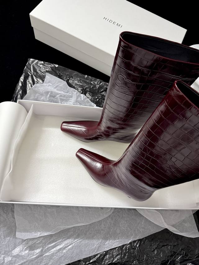 Hidem* New Arrival So fashionable! The crocodile-embossed leather exudes a cool