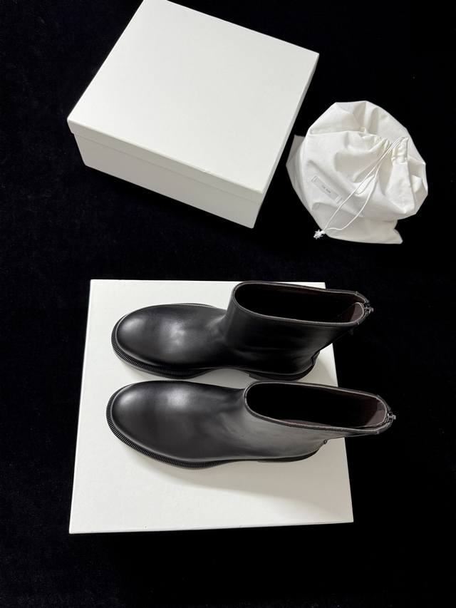 The Ro* New Minimalist Style is Simply the Code of Fashion The smooth leather te