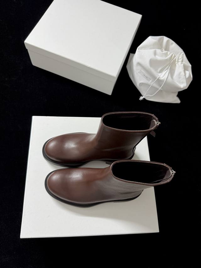 The Ro* New Minimalist Style is Simply the Code of Fashion The smooth leather te