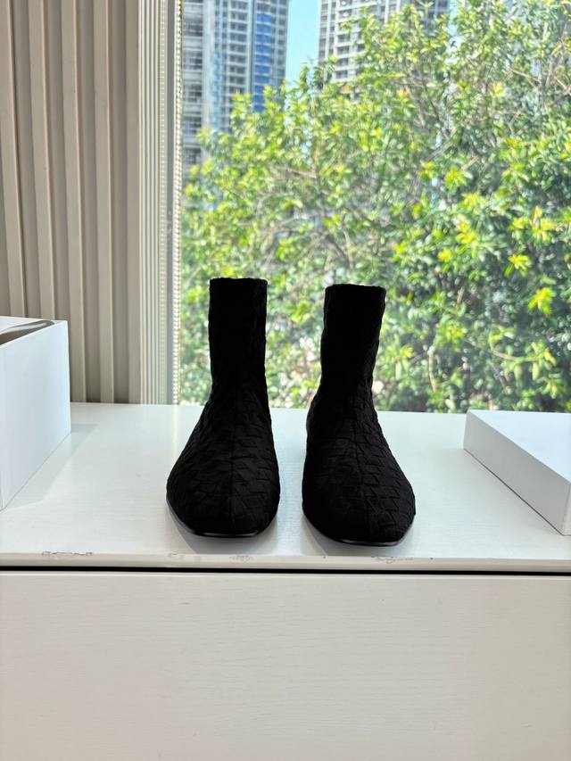 G679 The Row Hand-woven Flat Ankle Boots. With minimalist design, these boots ex