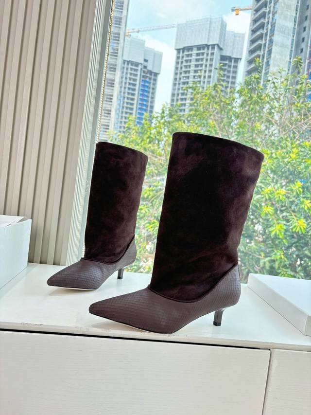 G213 What you see is what you get Jacquemu* Chelsea Boots. Simple lines outline