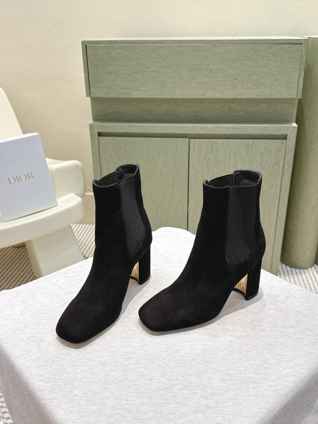 High-quality Dior 25 Fall/Winter high-heeled slip-on boots, newly unveiled at th
