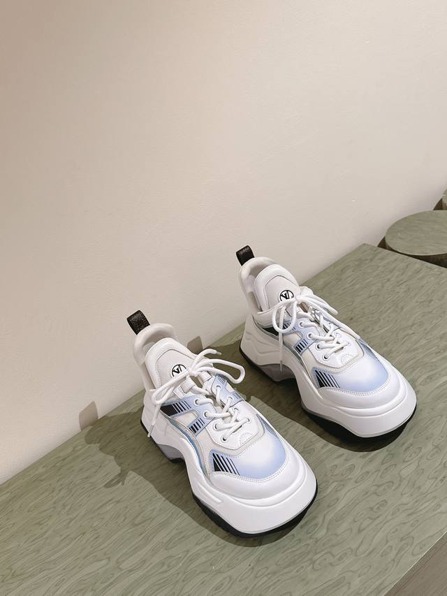 224 Lv Cruise Women's Shoes Archlight 2.0 Runway Style. Don't be fooled by its f