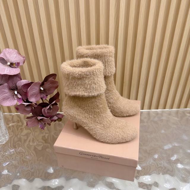 Gianvito Rossi 2025 New Pointed Toe Ankle Boots, High-Heeled Short Boots. Its ap