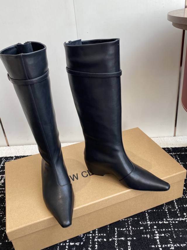 High-quality, niche Lowclassic 2025 Fw Classic riding boots. These trendy Lowcla