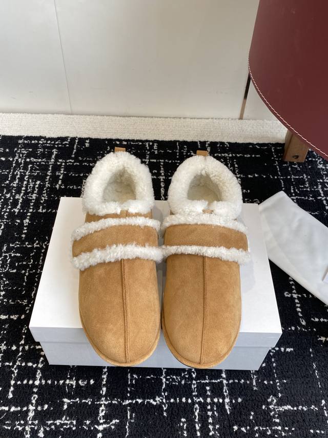 Dongguan-made, top-quality 2025 latest The Row sheepskin boots, featuring a simp