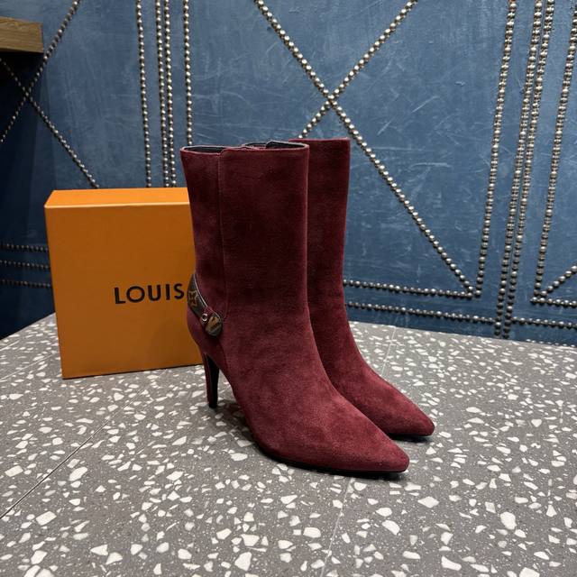 Louis Vuitton boots series launches its highest-end 1:1 replica. Elegant colors,