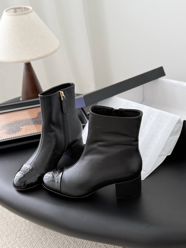 High-quality Chanel 25K ankle boots (retailer quality). Classic style, comfortab