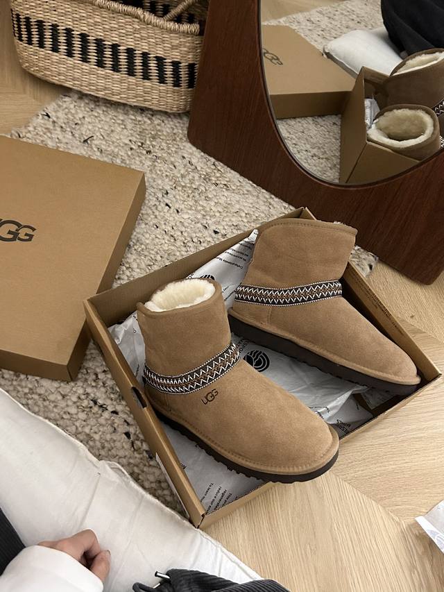 True to size. Ugg Crescent Moon style, size 54. Upper design: Made of high-quali