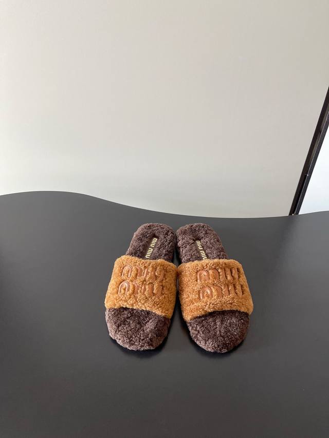 Airplane Box 10 Miumiu's new wool slippers are here! A fashion favorite! The flu