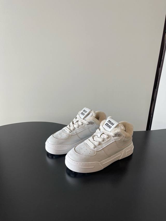 Wool-lined airplane box 10 Miumiu latest distressed retro fashion German trainin