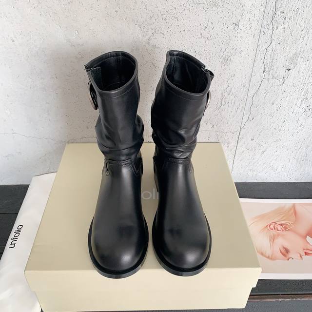 Unfolio's new autumn/winter slouch boots are hailed as the best-looking slouch b