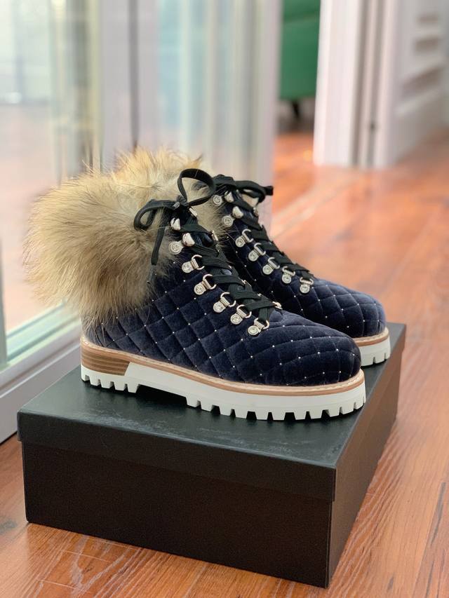 Lesilla, fox fur collar. High-quality import. Lesilla is a well-known Italian br