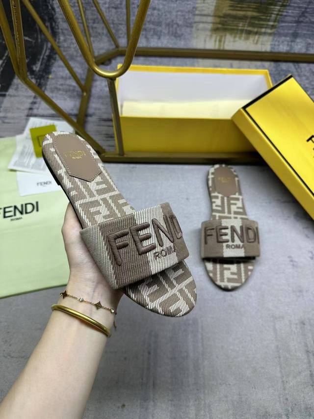 Fendi's latest hot item, wide-strap flat sandals, striped canvas material with t