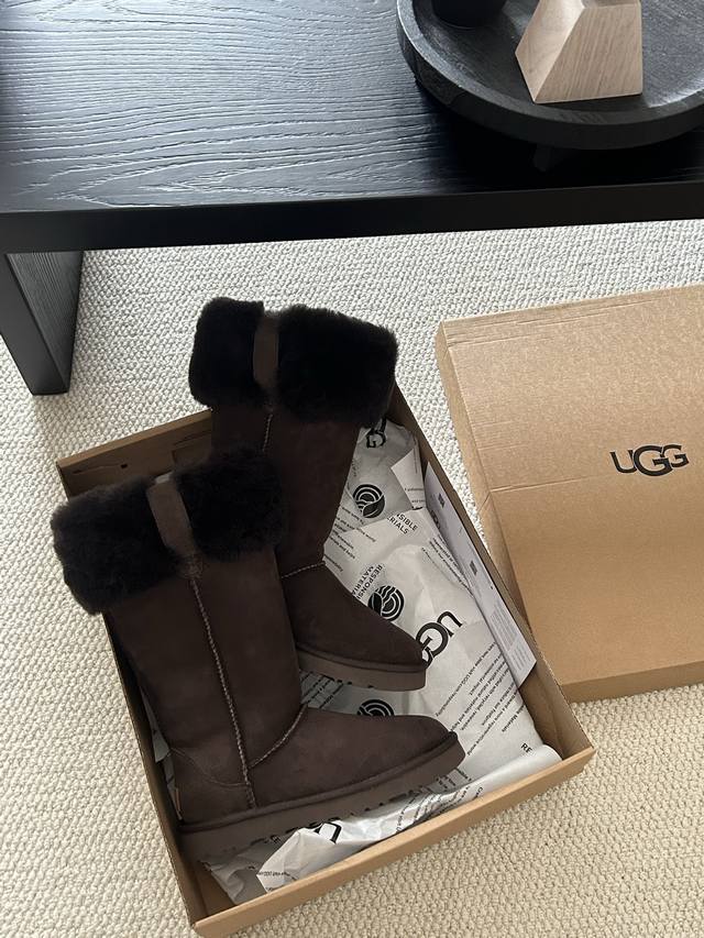 Zhao Lusi's style high boots, made of shearling. Features a fur collar design, e