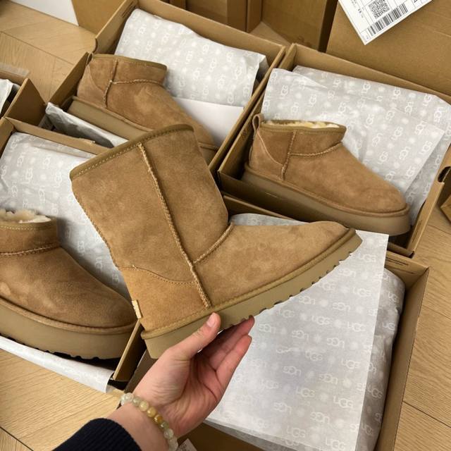 5825 Classic Mid-Top Treadlite By Ugg with a lightweight outsole and classic fun