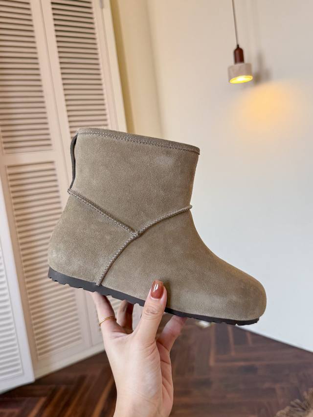 Birkenstock shoes, always at the forefront of fashion, feature a simple yet soph