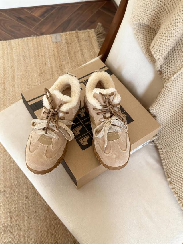 Another stunning retro German training shoe! The perfect combination of colors a