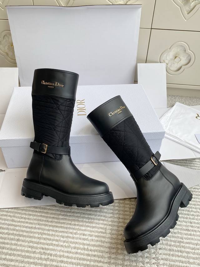 Original box packaging. High-quality Dior Fw new D-Town platform mid-calf boots.