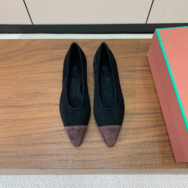 Loro Piana color-blocked flats. Minimalist style. A very timeless design! A soph