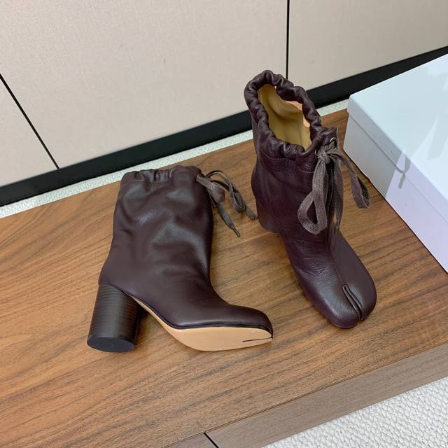 Maison Margie*A Split-Toe Mid-Heel Boots. Retro style, slimming and versatile. O